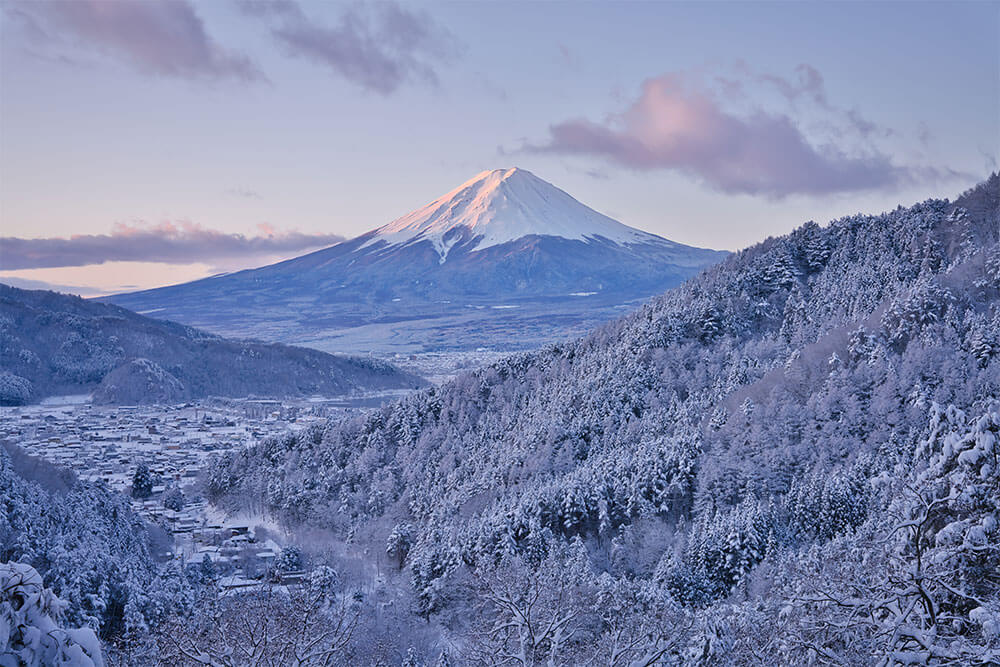 「雪景色に佇む富士山」 ebimayo_mtfuji_japan さん