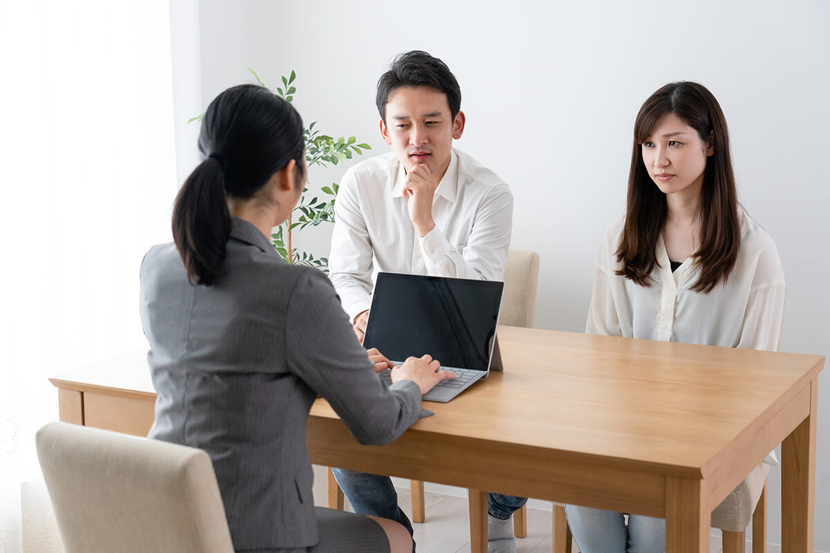 女性から説明を聞く男女