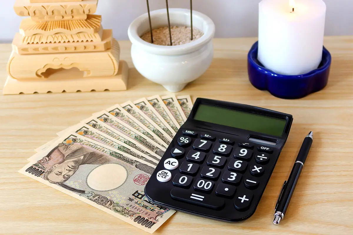 電卓とお金と位牌