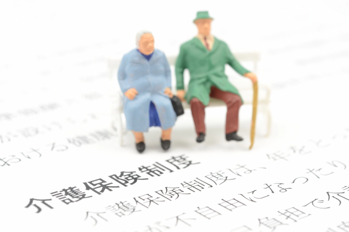 椅子に座る老夫婦の人形