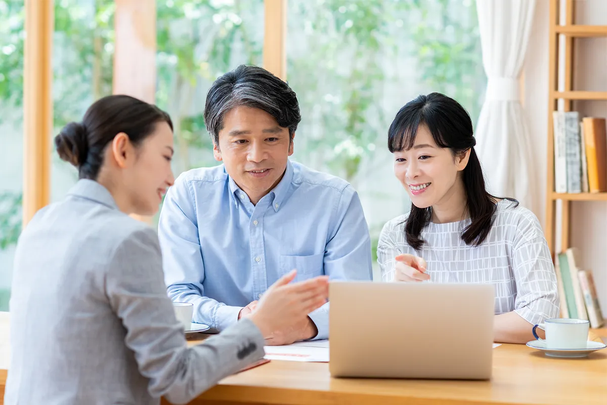 保険の相談をする夫婦